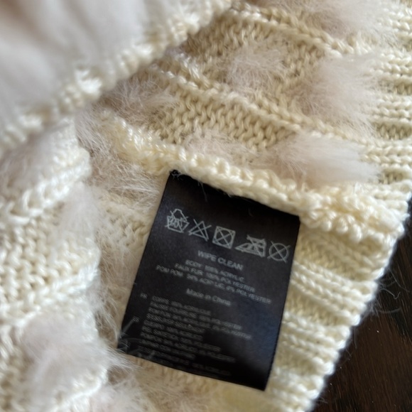 Fuzzy winter hat with pom pom - Picture 6 of 6